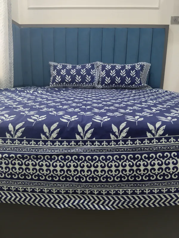 Cotton_Jaipuri_Print_White_And_Indigo_King_Size_Bedsheet_With_2_Pillow_Covers