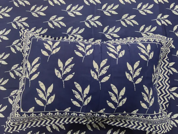 Cotton_Jaipuri_Print_White_And_Indigo_King_Size_Bedsheet_With_2_Pillow_Covers