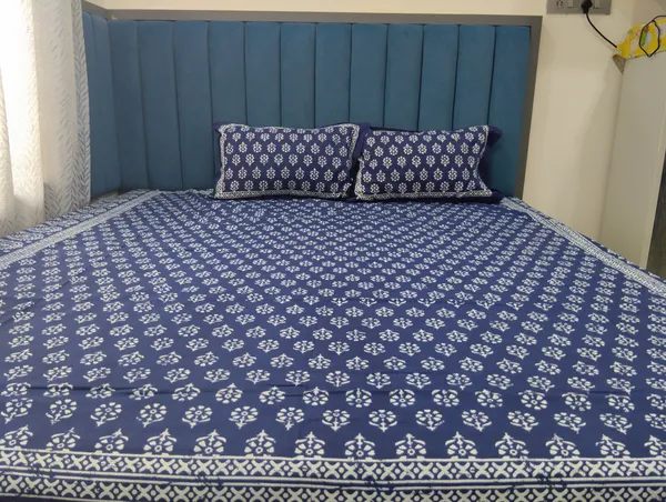 Cotton_Jaipuri_Print_White_And_Indigo_King_Size_Bedsheet_With_2_Pillow_Covers