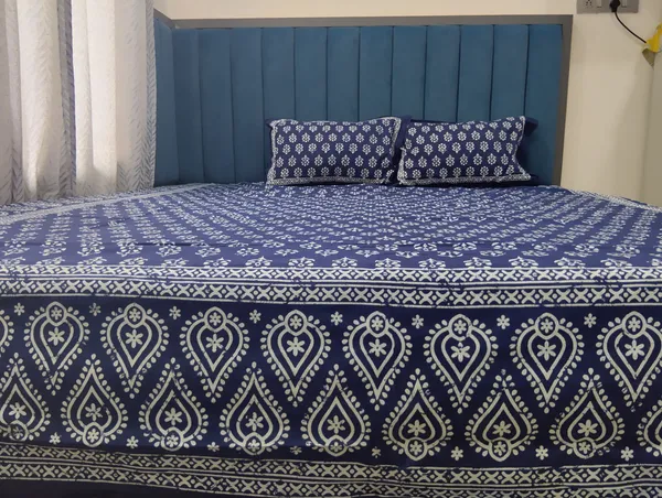 Cotton_Jaipuri_Print_White_And_Indigo_King_Size_Bedsheet_With_2_Pillow_Covers