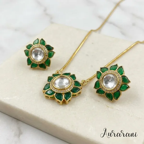 Gold_Tone_Green_Kundan_Floral_Pendant_Set_For_Women