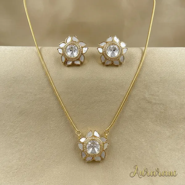 Gold_Tone_Floral_Kundan_White_Stone_Pendant_Set_For_Women