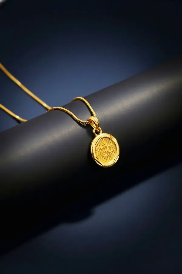 Gold_Medallion_Pendant_Necklace_With_Delicate_Chain