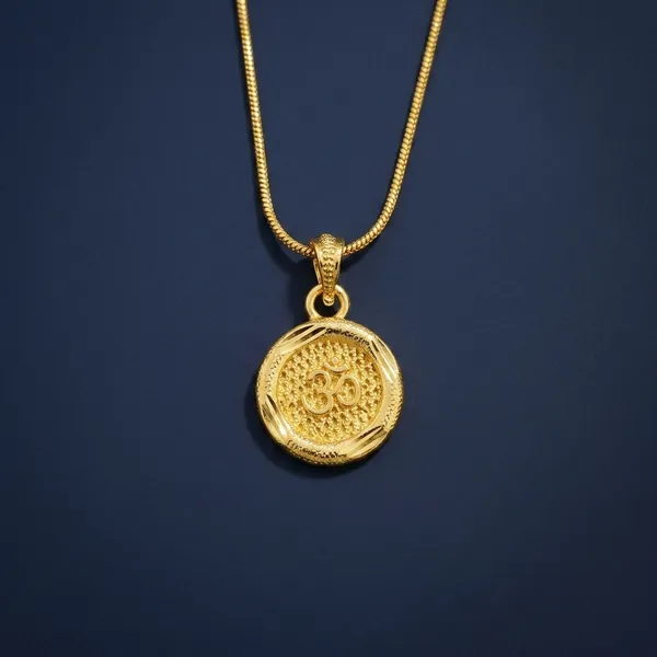Gold_Medallion_Pendant_Necklace_With_Delicate_Chain