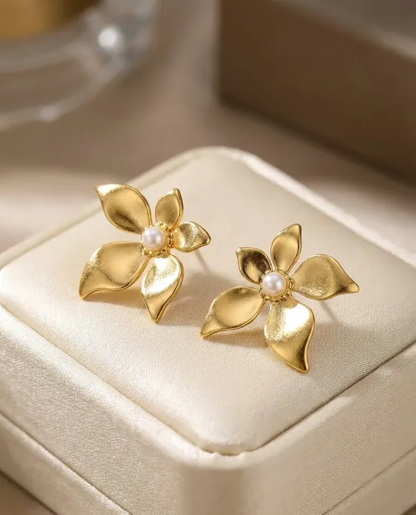 Radiant_Floral_Pearl_Stud_Earring