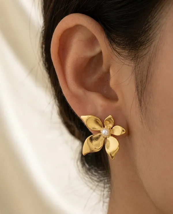 Radiant_Floral_Pearl_Stud_Earring