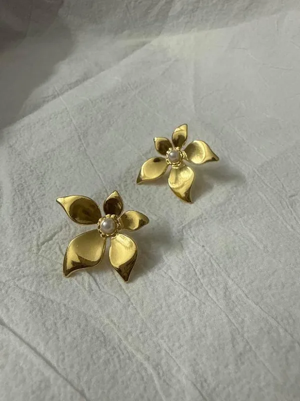 Radiant_Floral_Pearl_Stud_Earring