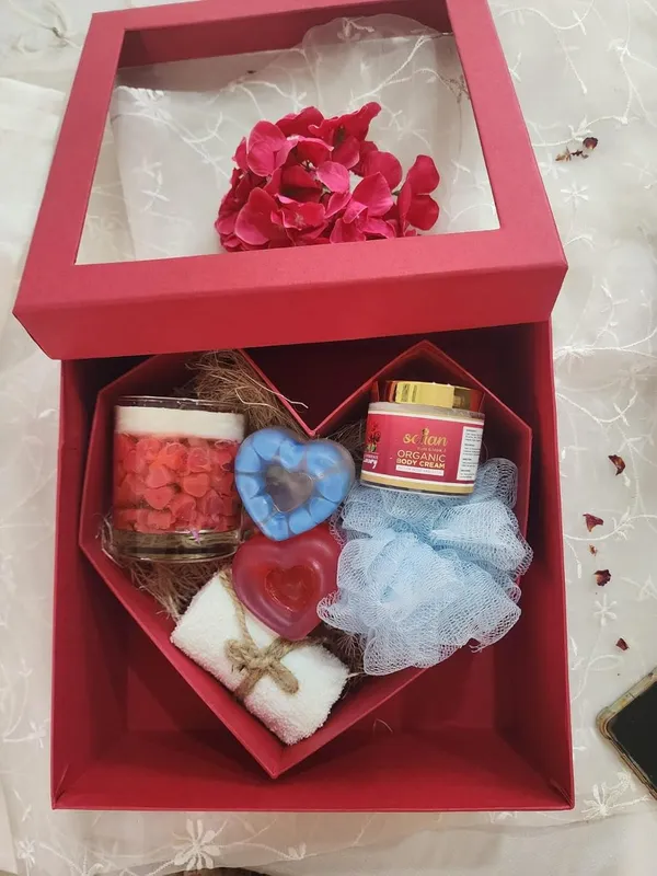 Valentine's_Day_Gift_Set_With_Body_Cream_And_Candle_Pack_Of_6