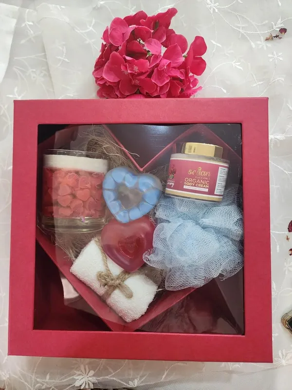 Valentine's_Day_Gift_Set_With_Body_Cream_And_Candle_Pack_Of_6