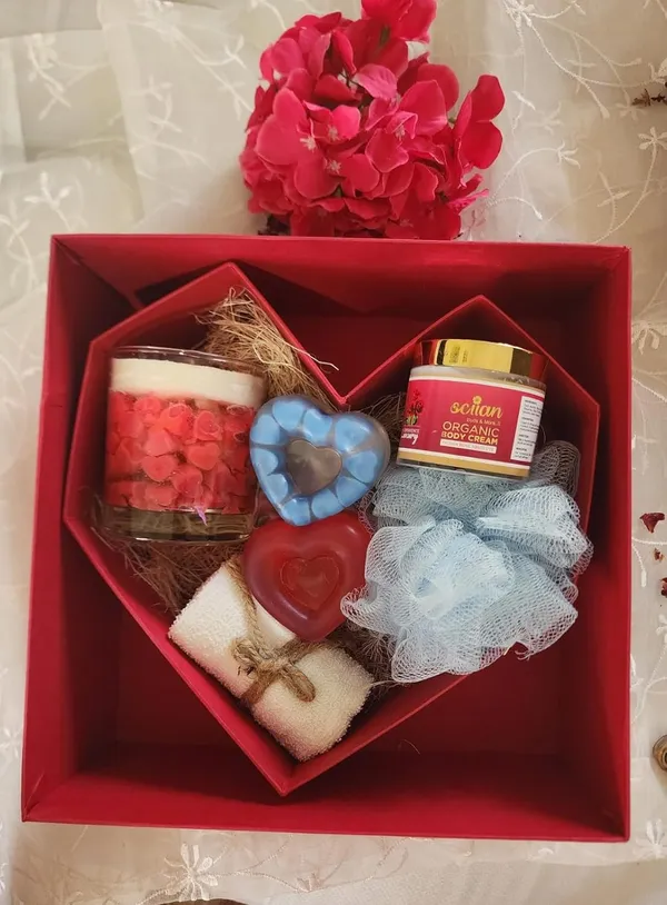 Valentine's_Day_Gift_Set_With_Body_Cream_And_Candle_Pack_Of_6