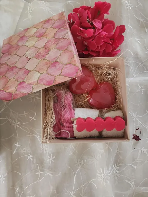 Valentines_Day_Gift_Set_With_Soap_Candle_And_Towel_Pack_Of_6