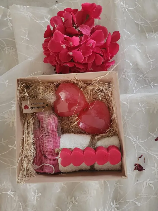 Valentines_Day_Gift_Set_With_Soap_Candle_And_Towel_Pack_Of_6