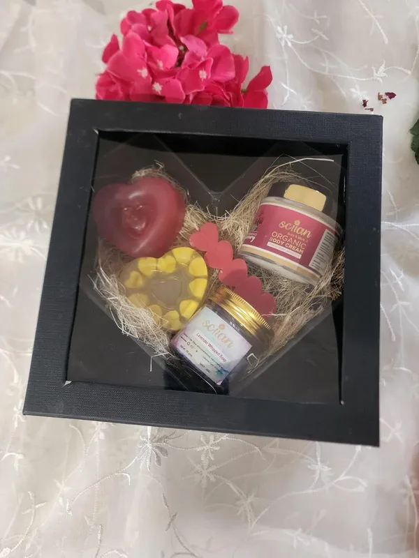 Valentine_Gift_Set_With_Body_Cream_Soap_And_Candle_Pack_Of_5