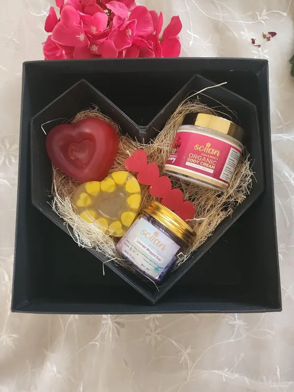 Valentine_Gift_Set_With_Body_Cream_Soap_And_Candle_Pack_Of_5