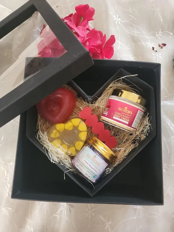 Valentine_Gift_Set_With_Body_Cream_Soap_And_Candle_Pack_Of_5