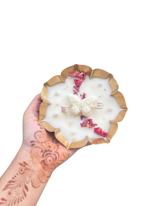 Urli_Scented_Candle_With_Flower_Wax_Design