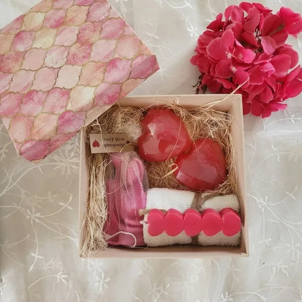 Valentines_Day_Gift_Set_With_Soap_Candle_And_Towel_Pack_Of_6