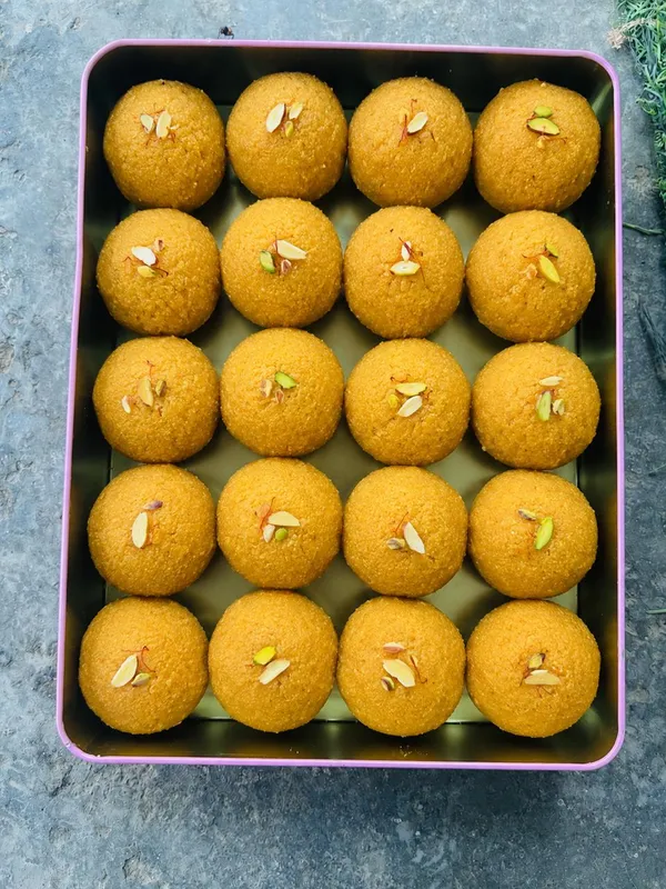 Mkgs_Besan_Ladoo_With_Almonds_And_Pistachios