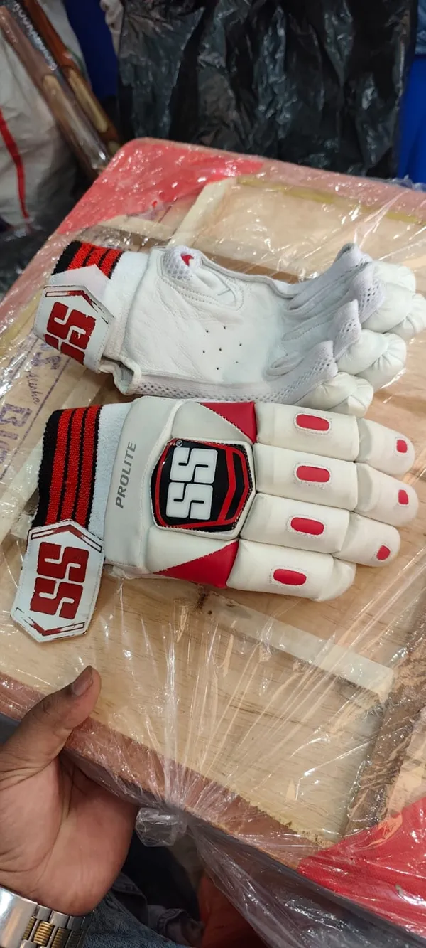 Multicolor_Leather_And_Mesh_Premium_Cricket_Gloves