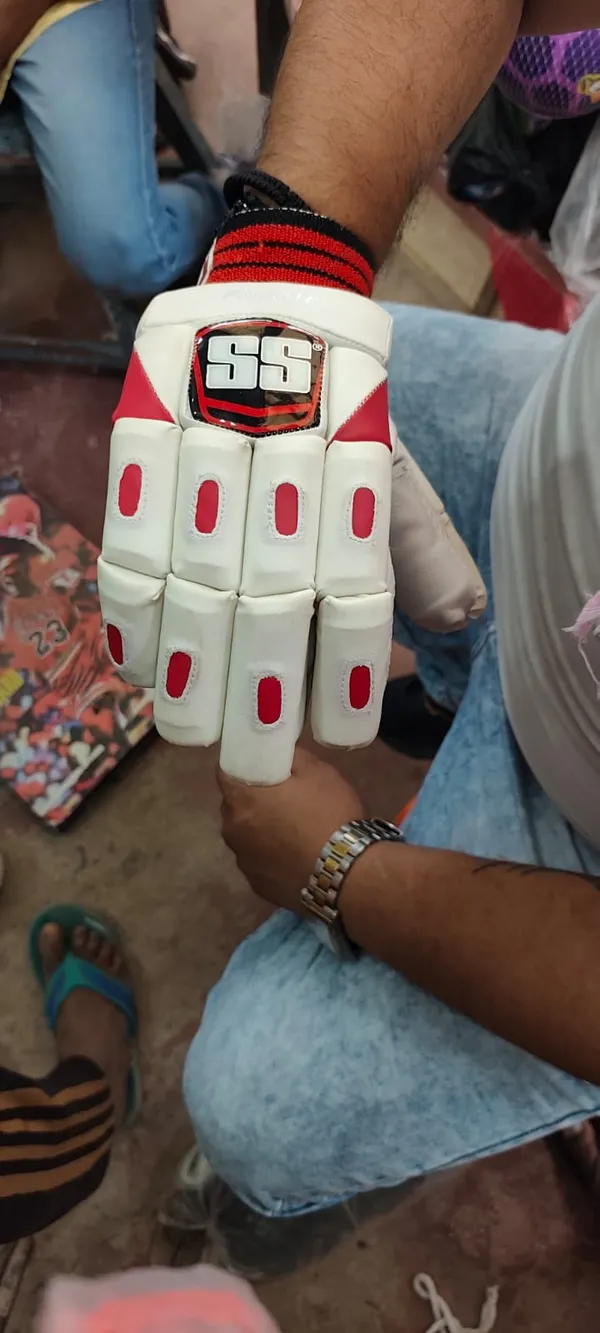 Multicolor_Leather_And_Mesh_Premium_Cricket_Gloves