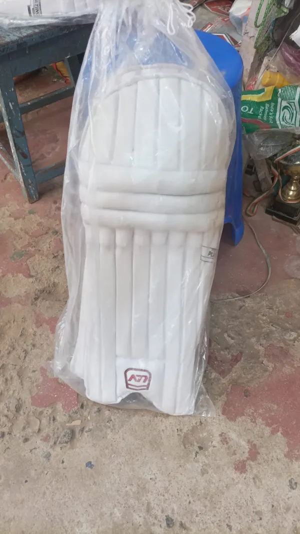 White_Pu_And_High-Density_Foam_Premium_Cricket_Batting_Pads