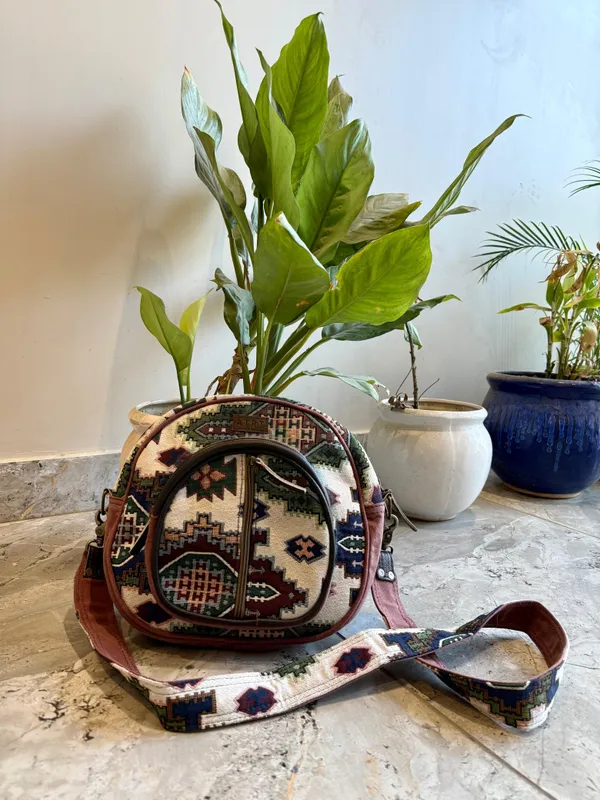 Gyrio_Crossbody