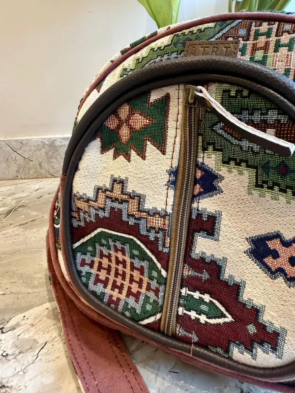 Gyrio_Crossbody