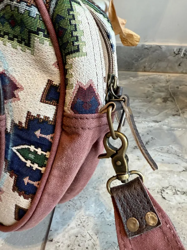 Gyrio_Crossbody