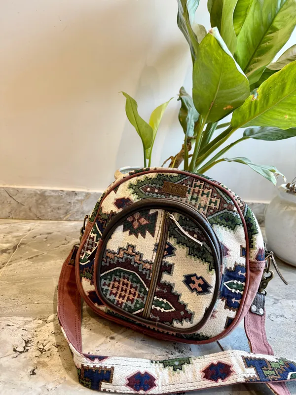 Gyrio_Crossbody