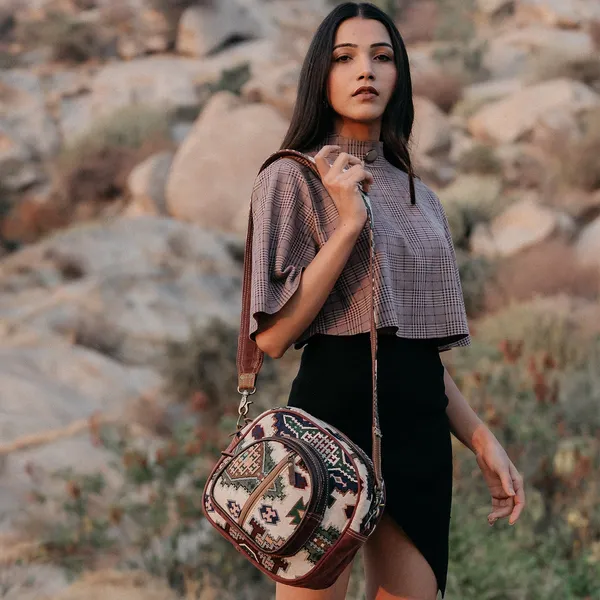 Gyrio_Crossbody