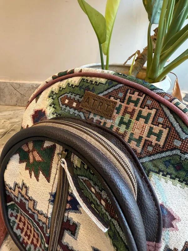 Gyrio_Crossbody