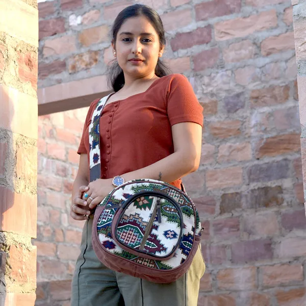 Gyrio_Crossbody