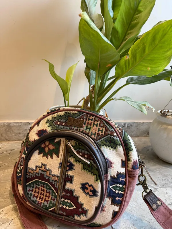 Gyrio_Crossbody