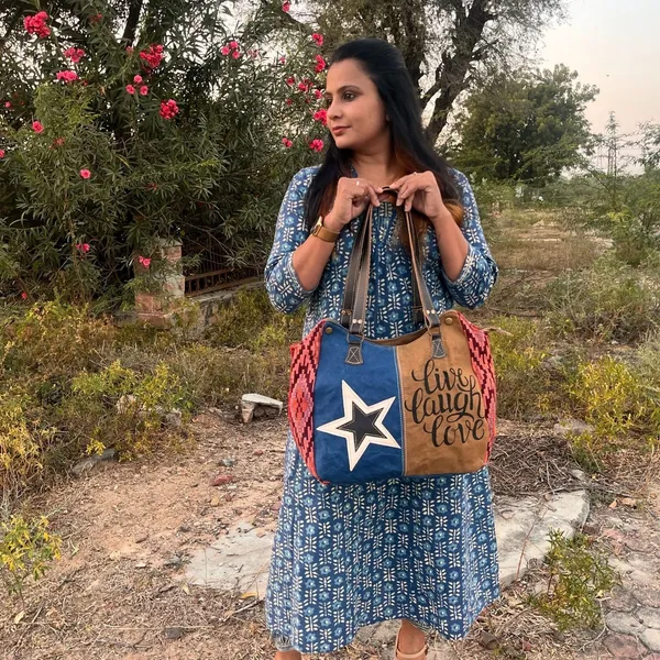 Live_Laugh_Messenger_Box_Bag