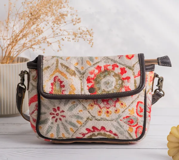 Shadow_Wristlet_Bag