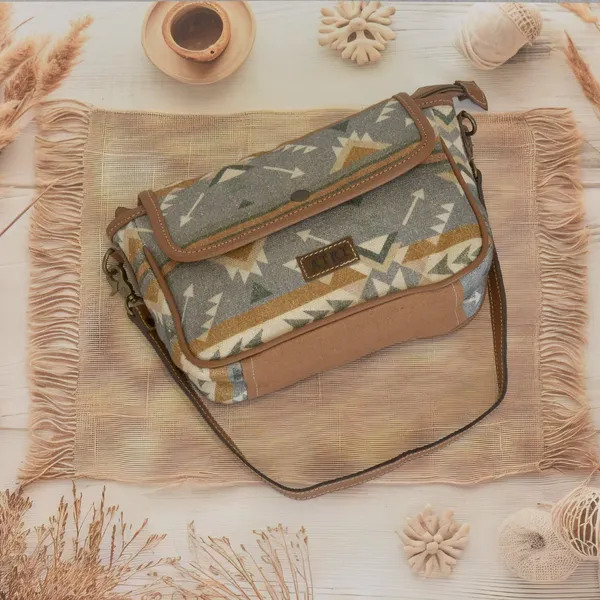 Circle_Wristlet_Bag
