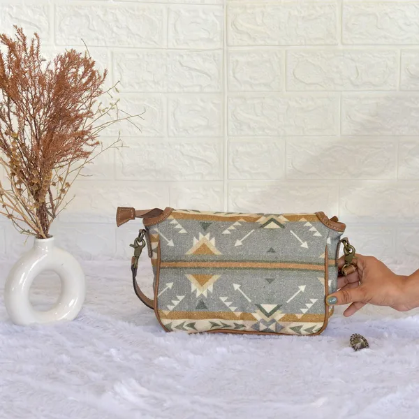 Flap_Wristlet_Bag