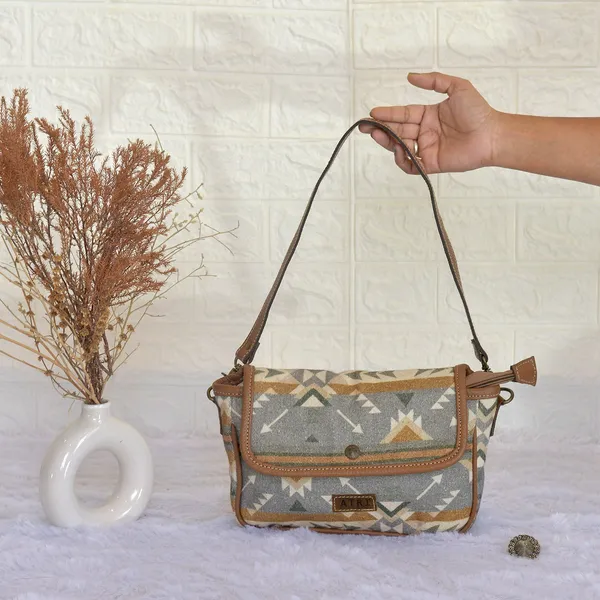Flap_Wristlet_Bag