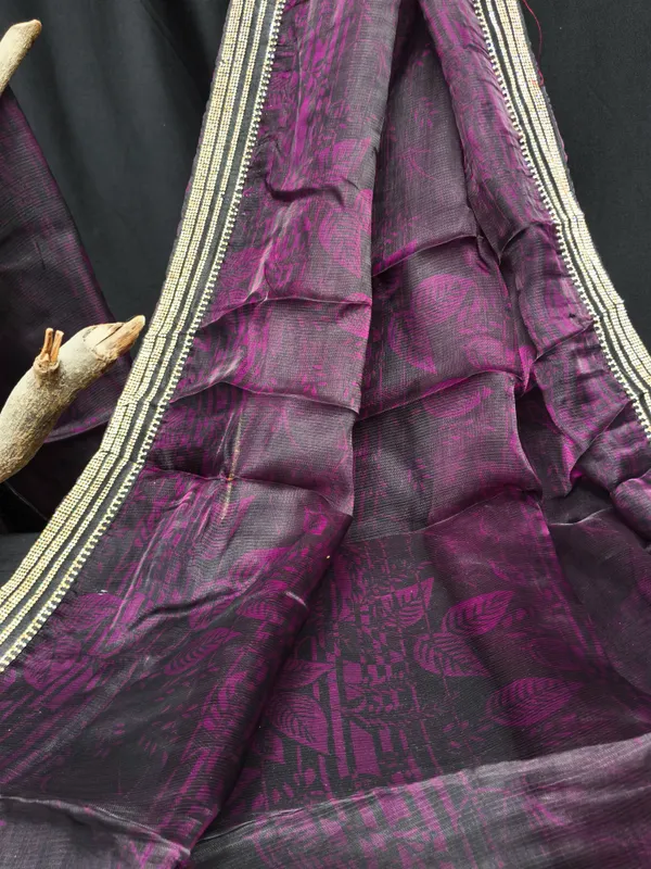 DUDEBERRY_K_DESIGNER_AAPKE_LIYE_LAYE_HE_NEW_TREND_DESIGN_SAREES_JISHME_BORDER_PURA_DAIMOND(ZARKHAND)_KIYA_GAYA_HE.SAREES_KO_AAP_KOI_BHI_FUNCTION,PARTY,MARRIAGE_ME_PAHEN_SAKTE_HO.