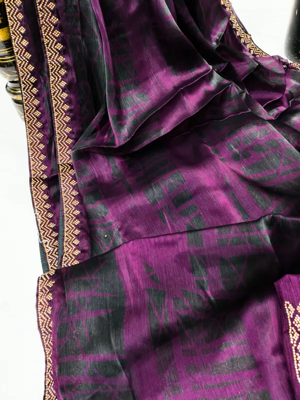 DUDEBERRY_K_DESIGNER_AAPKE_LIYE_LAYE_HE_NEW_TREND_DESIGN_SAREES_JISHME_BORDER_PURA_DAIMOND(ZARKHAND)_KIYA_GAYA_HE.SAREES_KO_AAP_KOI_BHI_FUNCTION,PARTY,MARRIAGE_ME_PAHEN_SAKTE_HO.
