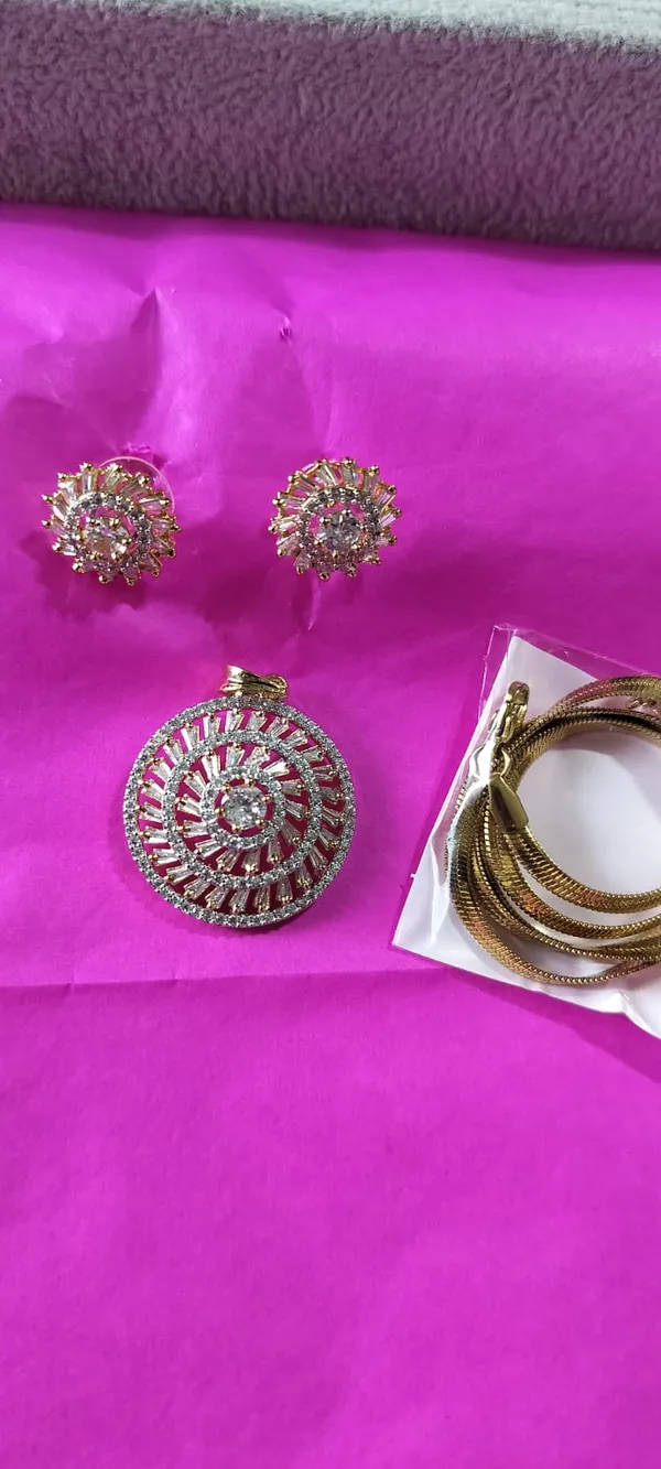 Gold_Plated_Crystal_Studded_Pendant_Set_With_Chain