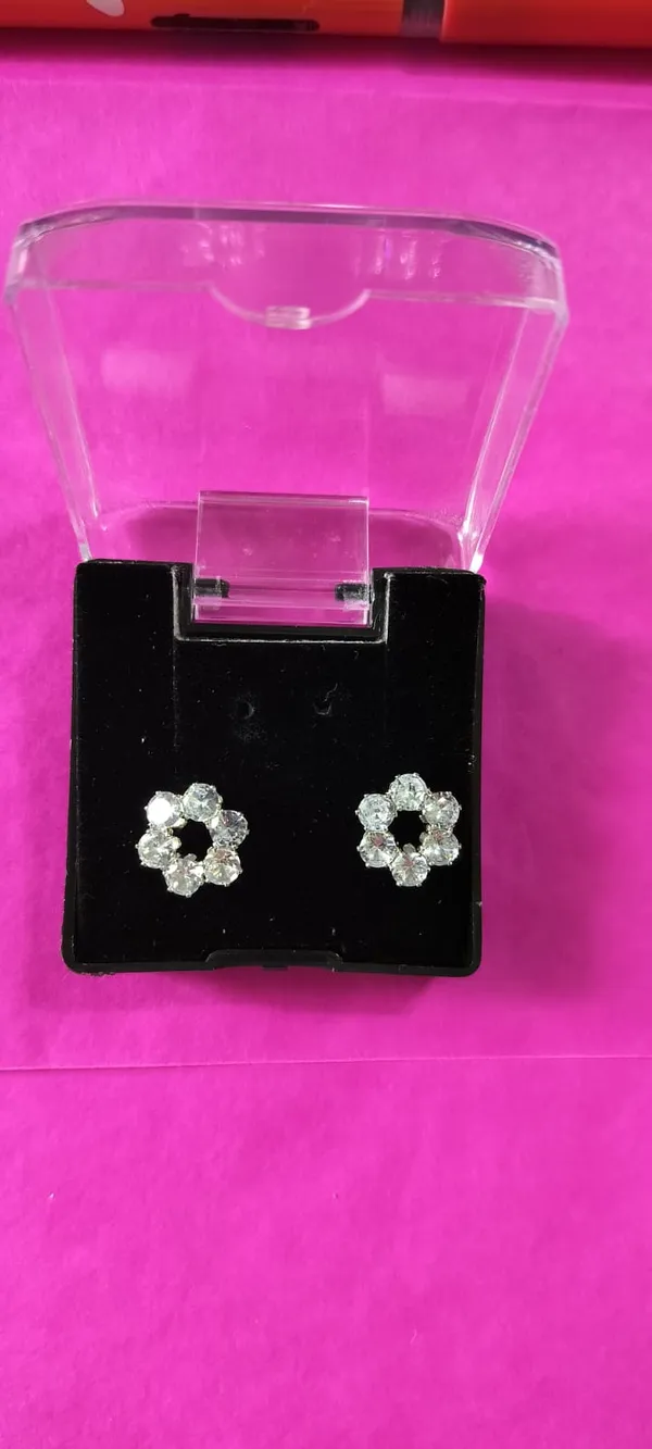 Clear_Crystal_Flower_Stud_Earrings_For_Women