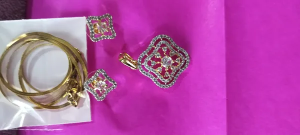 Gold_Tone_Earrings_With_Embellished_Brooch_Set