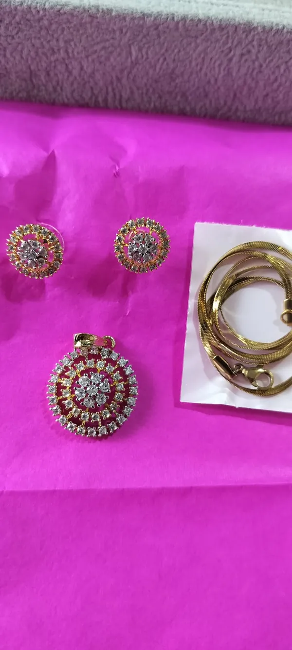 Golden_Crystal_Stone_Embellished_Pendant_Set_With_Chain