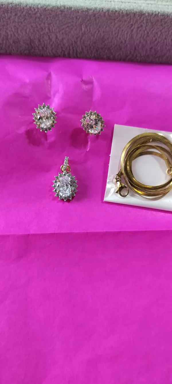 Crystal_Studded_Oval_Pendant_And_Earrings_Set_With_Gold_Chain