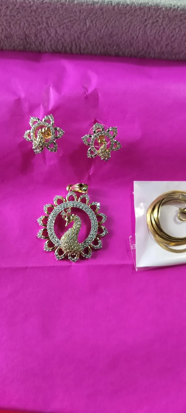 Golden_Peacock_Motif_Pendant_Set_With_Earrings
