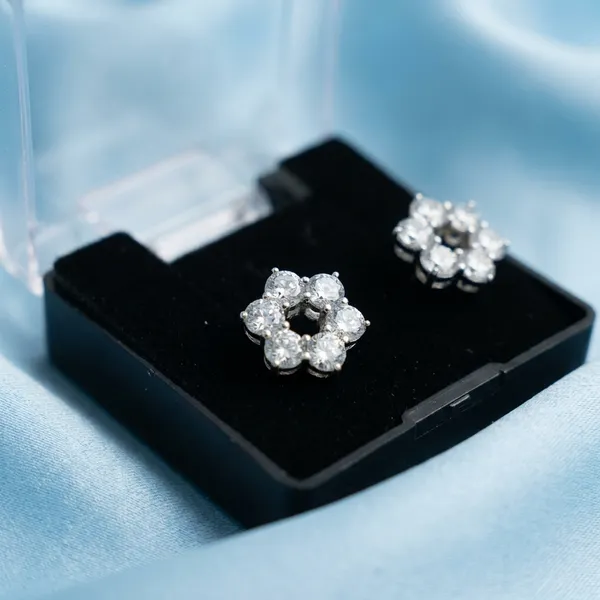 Clear_Crystal_Flower_Stud_Earrings_For_Women