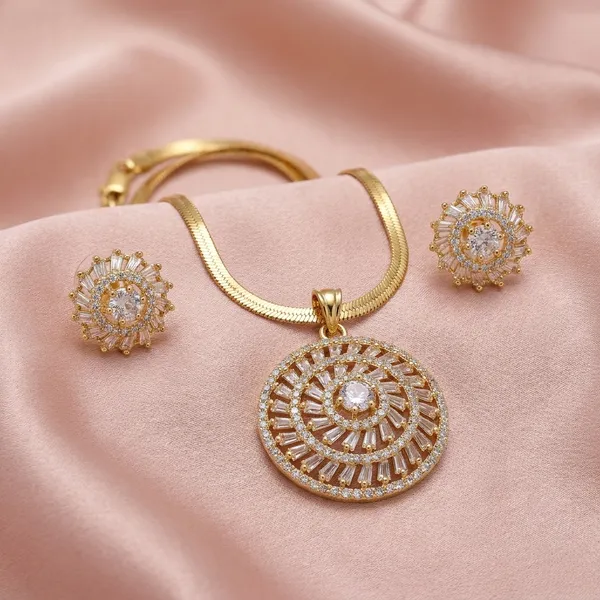 Gold_Plated_Crystal_Studded_Pendant_Set_With_Chain