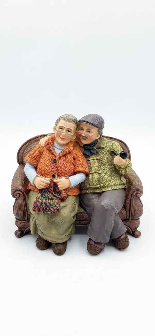 Multicolor_Enderly_Couple_Grand_Parents_Statue_Figurine