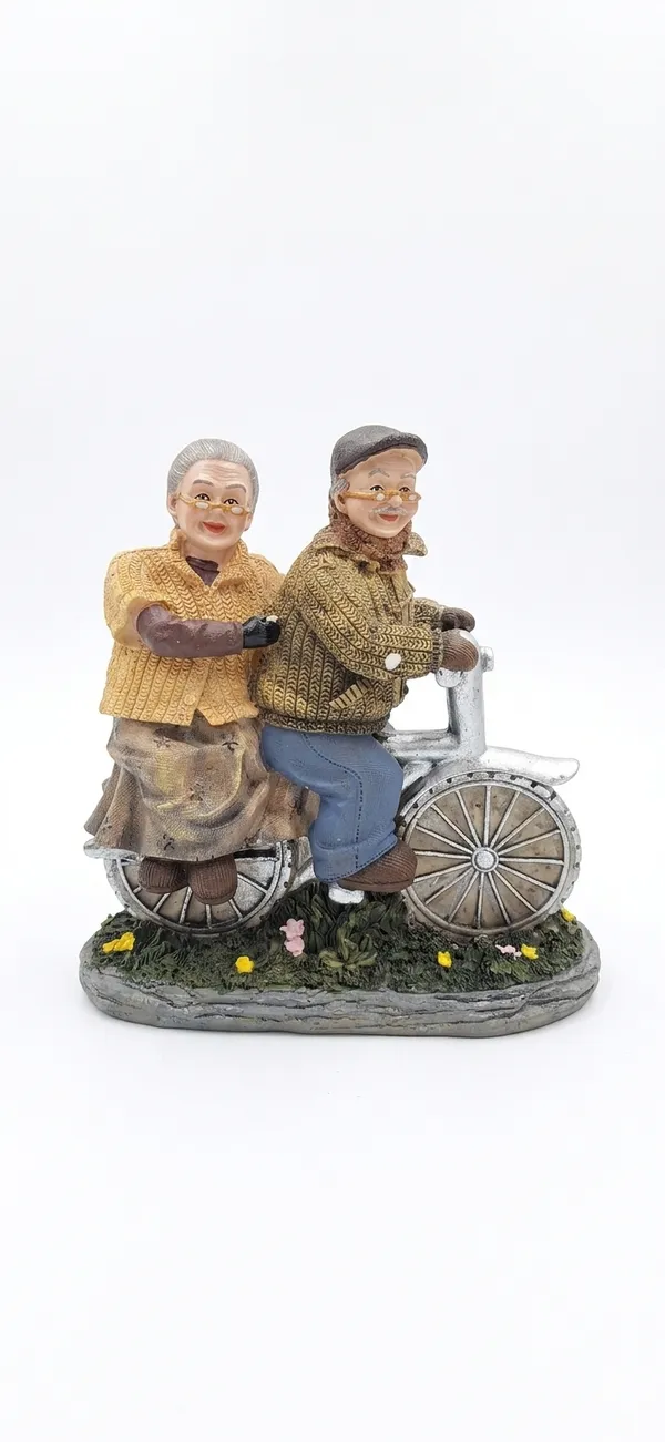 Multicolor_Enderly_Couple_Figurine_Grand_Parents_Statue